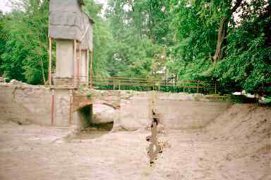 Der Wassergraben, in
dem das alte Schmiedeeiserne Tor gefunden wurde..