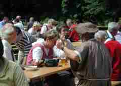 Gem&uuml;tliches Miteinander bei Gulasch und Bier.
